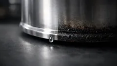 Topfboden reinigen mit Essig: So verschwinden schwarze Stellen ohne Schrubben