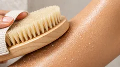 Trockenbürsten im Check: Was dry brushing wirklich bringt – und was nur Mythos ist