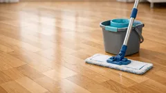 Parkett reinigen ohne Streifen: so kommt der Glanz zurück