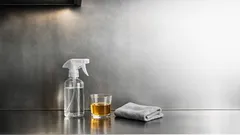 Dunstabzugshaube reinigen: Fettfilm in 20 Minuten lösen mit warmer Essig-Mischung