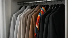 Farbpsychologie im Kleiderschrank: Was Grau, Braun und Schwarz über dein Schutzbedürfnis verraten